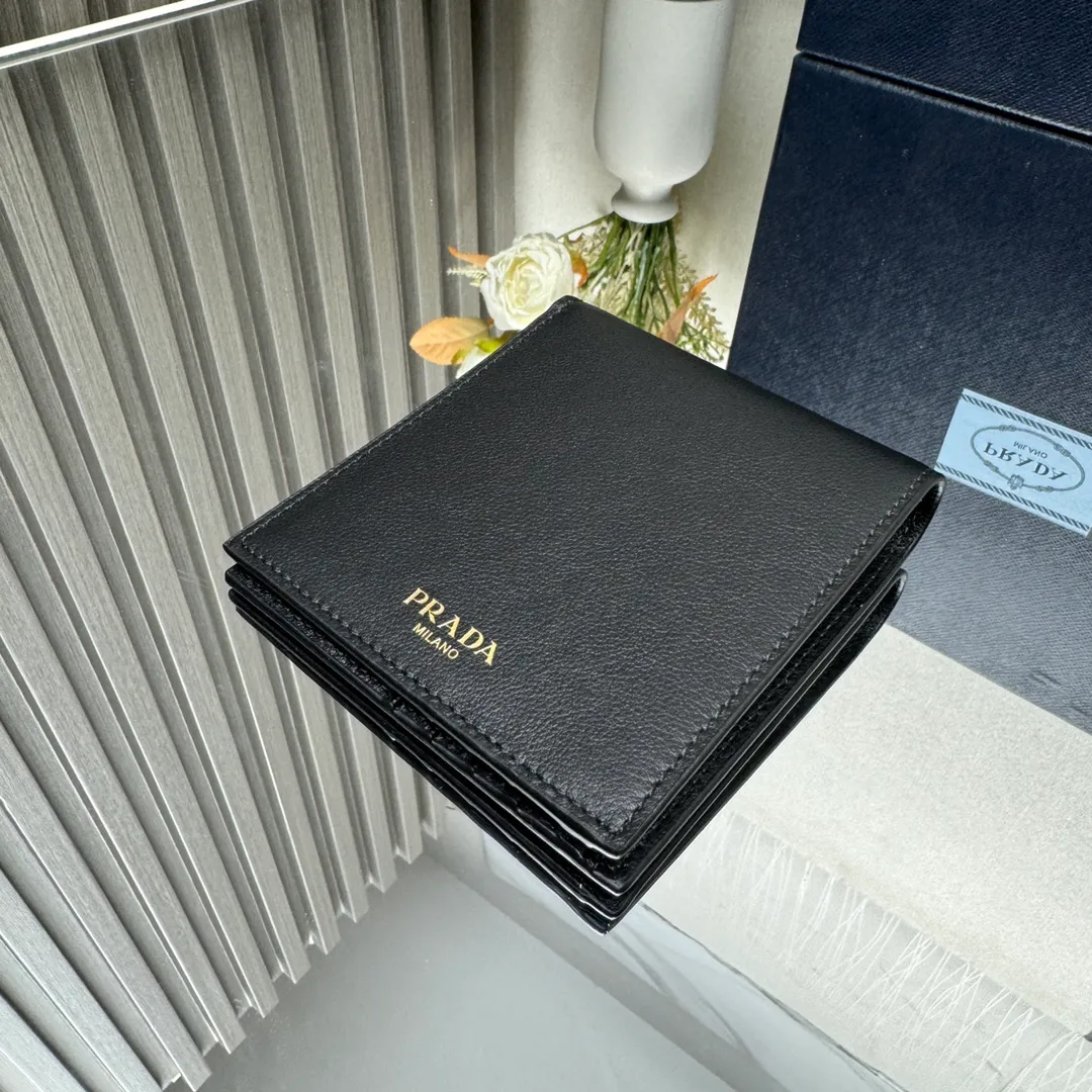 P380 [Top original order] PRADA's new short wallet💼Classic, simple and fashionable, synchronized with the official website, genuine development, model 2M0513, internal code 164 OEM code💋 This elegant and practical leather wallet has a simple and stylish design, with multiple card slots and two bill compartments. The hot-stamped letter logo adds the icing on the cake and makes it more recognizable. 8 card slots, 2 bill compartments🏅️🏅️🏅️Dimensions: 11cm long and 9.5cm high