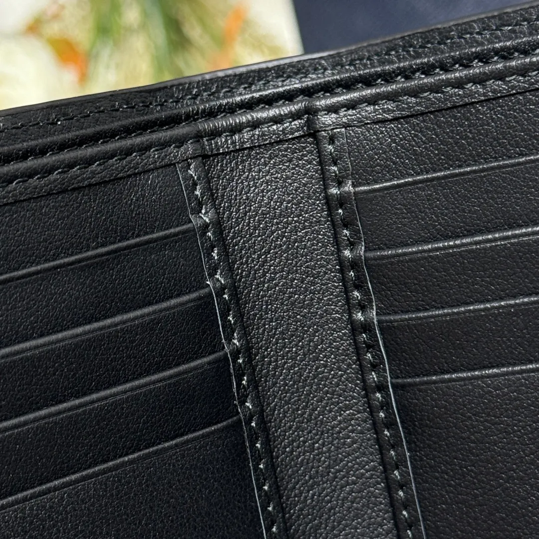 P380 [Top original order] PRADA's new short wallet💼Classic, simple and fashionable, synchronized with the official website, genuine development, model 2M0513, internal code 164 OEM code💋 This elegant and practical leather wallet has a simple and stylish design, with multiple card slots and two bill compartments. The hot-stamped letter logo adds the icing on the cake and makes it more recognizable. 8 card slots, 2 bill compartments🏅️🏅️🏅️Dimensions: 11cm long and 9.5cm high