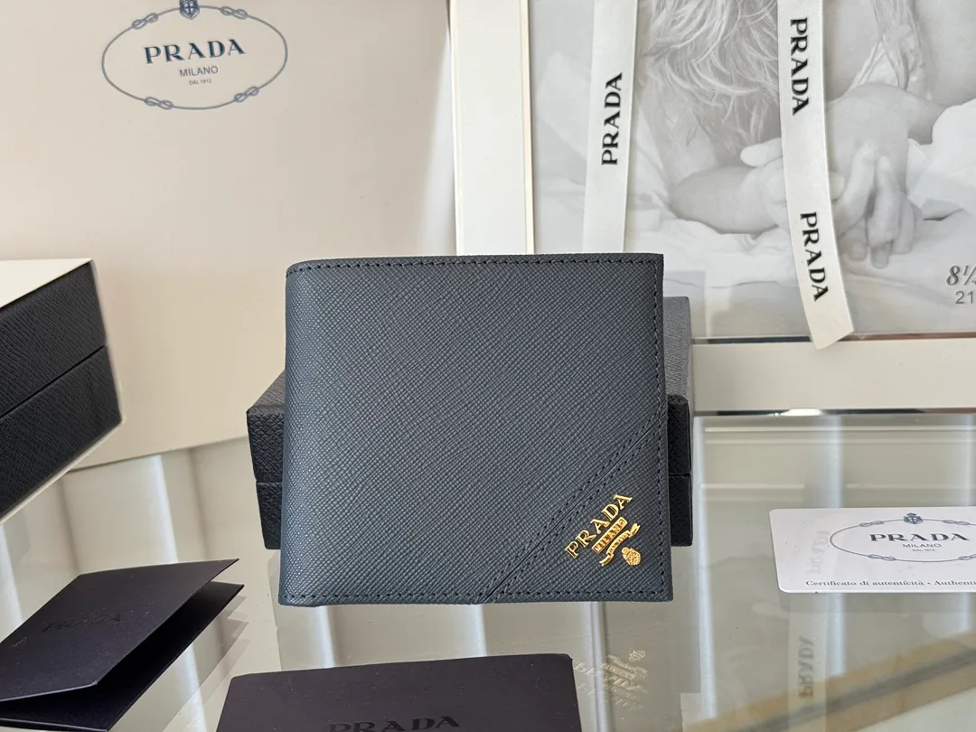 prada men's cross pattern short clip, easy to store, can hold 8 cards and cash, a must-have for men, model 2M0513, original quality, Saffiano cross pattern➕made from imported hardware, size 11cm×9.5cm, color as shown