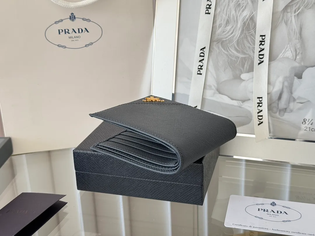 prada men's cross pattern short clip, easy to store, can hold 8 cards and cash, a must-have for men, model 2M0513, original quality, Saffiano cross pattern➕made from imported hardware, size 11cm×9.5cm, color as shown
