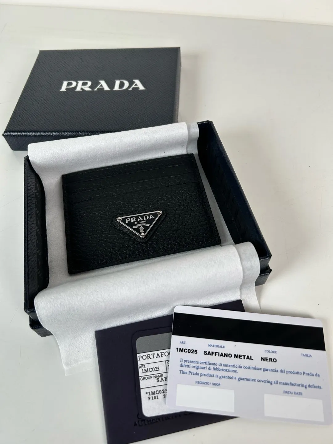💰300 P Home➡️ Unisex small card holder, black deerskin triangle logo, model 2MC025, original quality, made of imported deerskin, 6 card slots ➕One middle sandwich, can hold multiple cards and zeros 💰, size 11.2×8.5cm, real shot, what you see is what you get