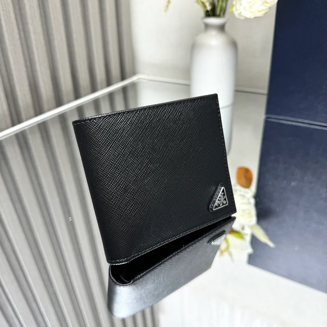 P380 [Top original order] Prada's new men's short wallet💼Classic hot style👏Model 2M0513, internal code 164 OEM code💋This wallet is made of Saffiano leather and is decorated with an enamel-coated triangular nameplate at the corner. The interior of this style is designed with fabric lining and has 8 bank card slots and multiple compartments. 🏅️🏅️🏅️Size: length 11cm*height 9.5cm