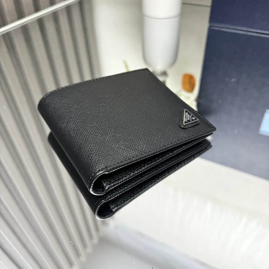 P380 [Top original order] Prada's new men's short wallet💼Classic hot style👏Model 2M0513, internal code 164 OEM code💋This wallet is made of Saffiano leather and is decorated with an enamel-coated triangular nameplate at the corner. The interior of this style is designed with fabric lining and has 8 bank card slots and multiple compartments. 🏅️🏅️🏅️Size: length 11cm*height 9.5cm