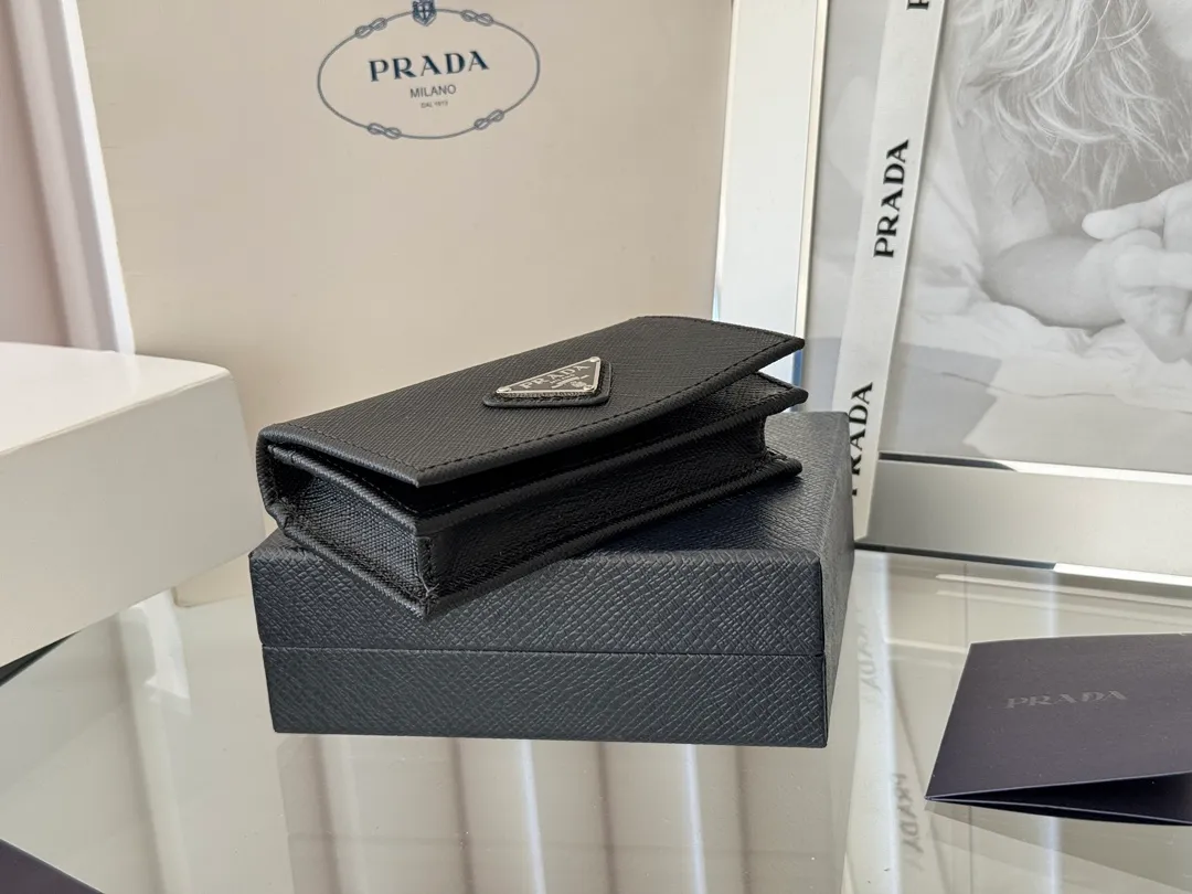 Prada classic card holder, model 1MC122, made of cross-grain cowhide, size 6.5×2.5×11cm, adopts snap button opening and closing design, and has two slots for cards or receipts. This exquisite card holder is small and convenient, with sufficient capacity. It can be placed in the bag for easy storage. It can also be used to make separate items when going out every day. Hot 🔥Hot-selling item, taken in kind, what you see is what you get