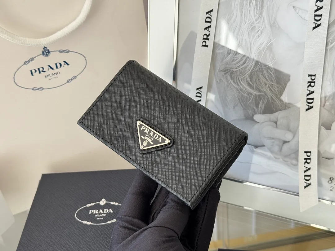 Prada classic card holder, model 1MC122, made of cross-grain cowhide, size 6.5×2.5×11cm, adopts snap button opening and closing design, and has two slots for cards or receipts. This exquisite card holder is small and convenient, with sufficient capacity. It can be placed in the bag for easy storage. It can also be used to make separate items when going out every day. Hot 🔥Hot-selling item, taken in kind, what you see is what you get