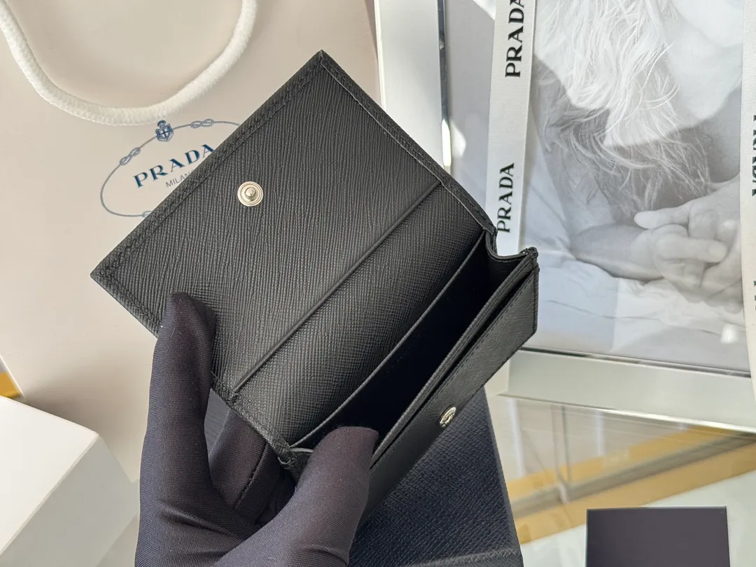 Prada classic card holder, model 1MC122, made of cross-grain cowhide, size 6.5×2.5×11cm, adopts snap button opening and closing design, and has two slots for cards or receipts. This exquisite card holder is small and convenient, with sufficient capacity. It can be placed in the bag for easy storage. It can also be used to make separate items when going out every day. Hot 🔥Hot-selling item, taken in kind, what you see is what you get