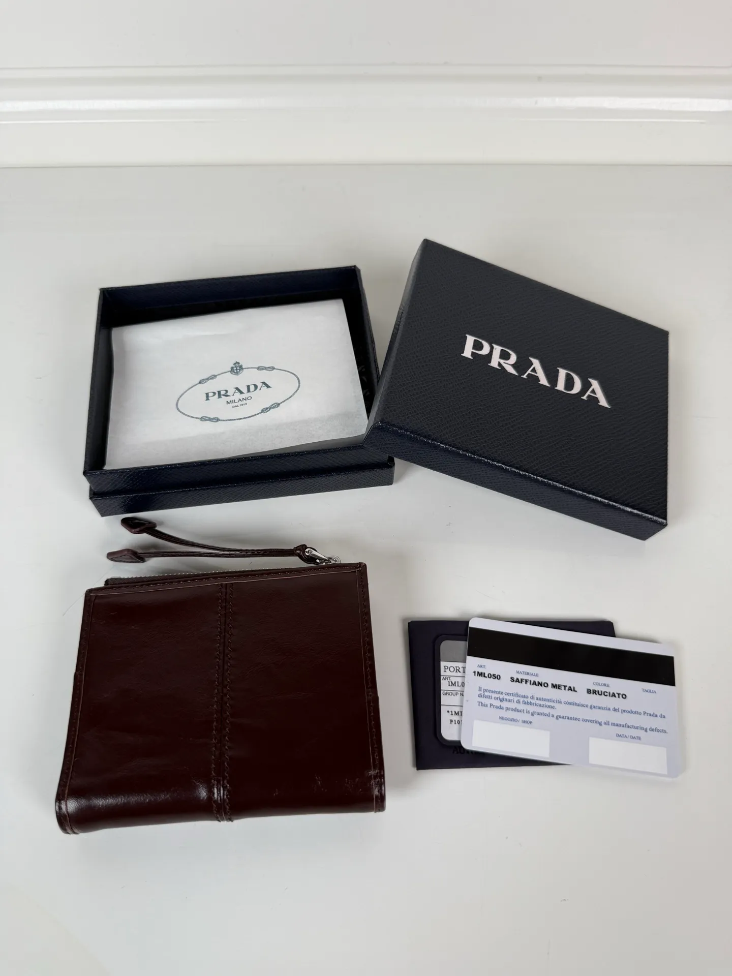 💰440, P Home ➡️ Unisex short wallet, model 1ML050, made of brown waxed leather, eight card slots, a receipt compartment, a zipper coin bag, length 11.5cm, height 9.5cm, 175 steel stamp, meticulous and neat workmanship as shown in the picture