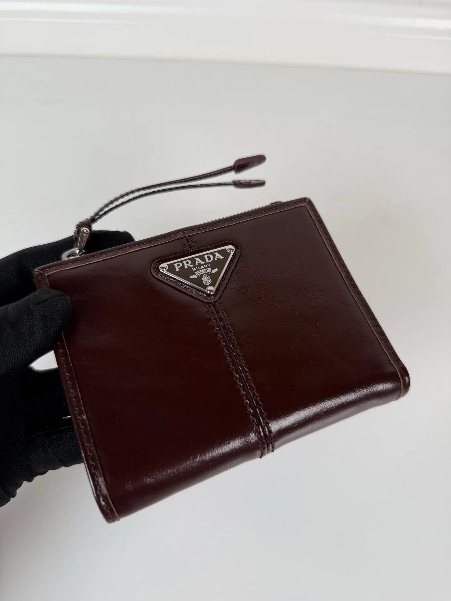 💰440, P Home ➡️ Unisex short wallet, model 1ML050, made of brown waxed leather, eight card slots, a receipt compartment, a zipper coin bag, length 11.5cm, height 9.5cm, 175 steel stamp, meticulous and neat workmanship as shown in the picture