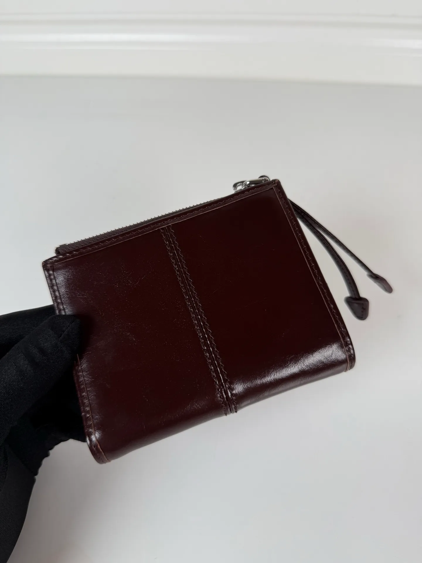 💰440, P Home ➡️ Unisex short wallet, model 1ML050, made of brown waxed leather, eight card slots, a receipt compartment, a zipper coin bag, length 11.5cm, height 9.5cm, 175 steel stamp, meticulous and neat workmanship as shown in the picture
