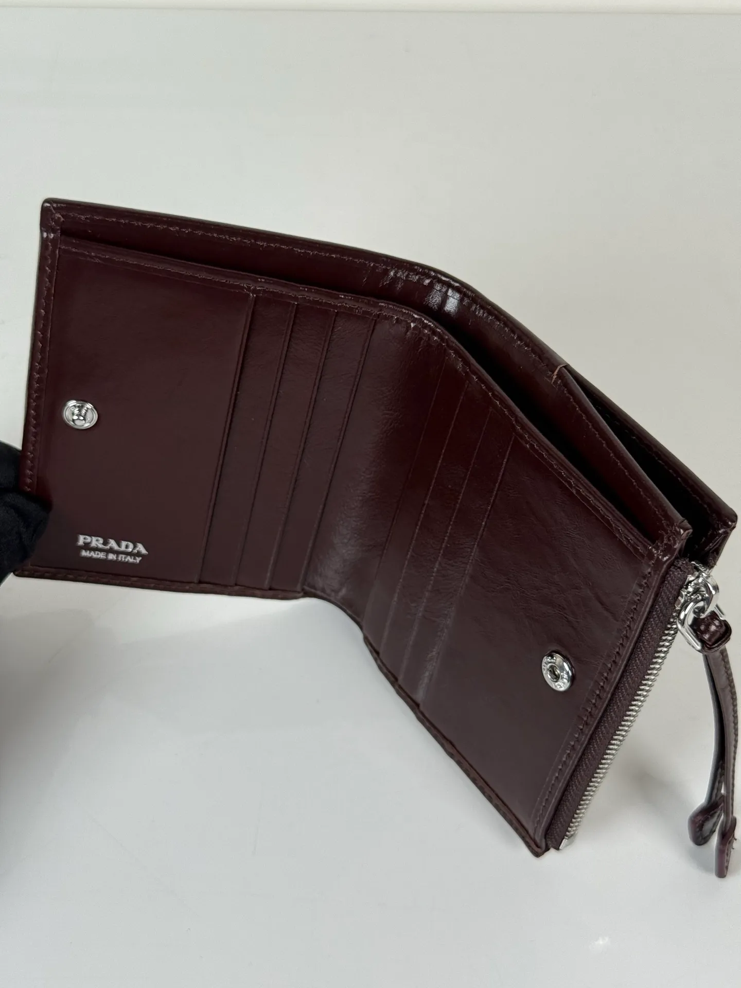 💰440, P Home ➡️ Unisex short wallet, model 1ML050, made of brown waxed leather, eight card slots, a receipt compartment, a zipper coin bag, length 11.5cm, height 9.5cm, 175 steel stamp, meticulous and neat workmanship as shown in the picture