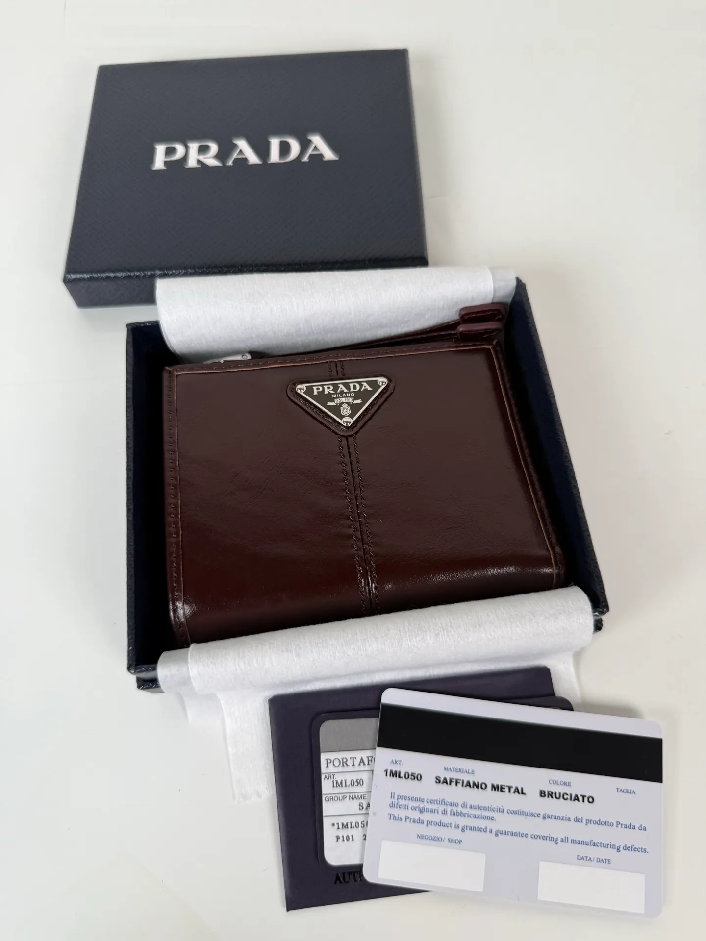 💰440, P Home ➡️ Unisex short wallet, model 1ML050, made of brown waxed leather, eight card slots, a receipt compartment, a zipper coin bag, length 11.5cm, height 9.5cm, 175 steel stamp, meticulous and neat workmanship as shown in the picture