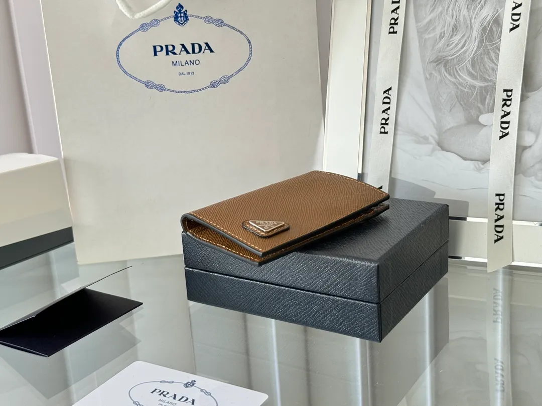 Prada cross pattern unisex card holder, can be placed in pockets, bags, and can be held in the hand. Made of cross pattern imported calfskin, pocket card holder, can hold change, 6 card slots, simple, elegant and fashionable. Model 2MC101, color as shown in the picture, size 11×7cm, original quality