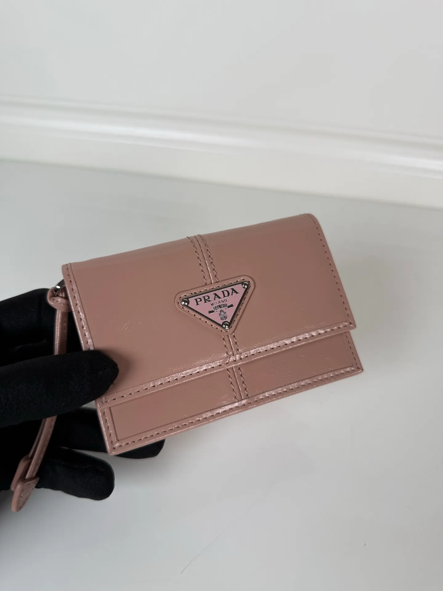 💰900; P Home ➡️Multifunctional mini backpack for women, model 1MR034, flip-top card holder with detachable Saffiano leather shoulder strap, metal triangular micro-mark decorating the front, size 11.5 x8 x2.5cm, two card slots inside, snap closure, in summer it is a mini backpack, in winter it can be turned into a small card holder by removing the shoulder strap, super practical and worth owning👍