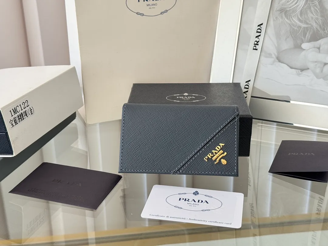 Prada classic card holder, model 1MC122, made of cross-grain cowhide, size 6.5×2.5×11cm, adopts snap button opening and closing design, and has two slots for cards or receipts. This exquisite card holder is small and convenient, with sufficient capacity. It can be placed in the bag for easy storage. It can also be used to make separate items when going out every day. Hot 🔥Hot-selling item, taken in kind, what you see is what you get