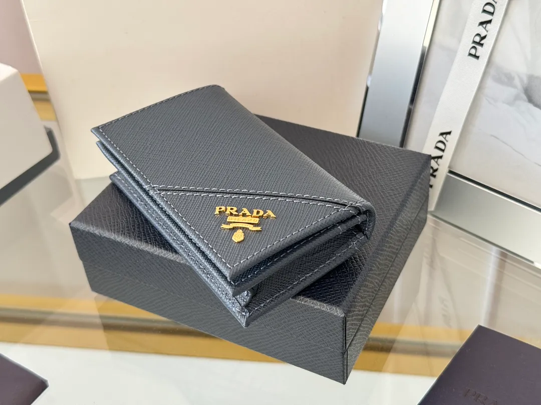Prada classic card holder, model 1MC122, made of cross-grain cowhide, size 6.5×2.5×11cm, adopts snap button opening and closing design, and has two slots for cards or receipts. This exquisite card holder is small and convenient, with sufficient capacity. It can be placed in the bag for easy storage. It can also be used to make separate items when going out every day. Hot 🔥Hot-selling item, taken in kind, what you see is what you get