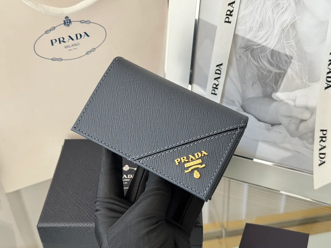 Prada classic card holder, model 1MC122, made of cross-grain cowhide, size 6.5×2.5×11cm, adopts snap button opening and closing design, and has two slots for cards or receipts. This exquisite card holder is small and convenient, with sufficient capacity. It can be placed in the bag for easy storage. It can also be used to make separate items when going out every day. Hot 🔥Hot-selling item, taken in kind, what you see is what you get