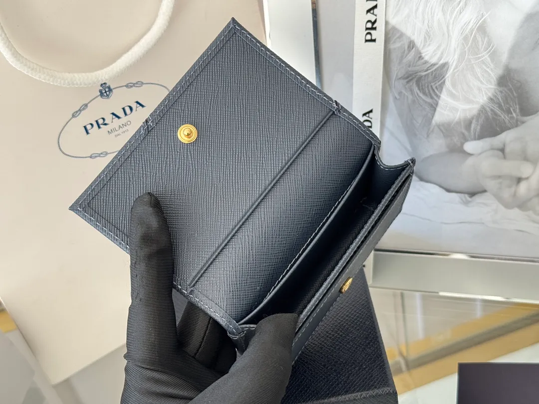 Prada classic card holder, model 1MC122, made of cross-grain cowhide, size 6.5×2.5×11cm, adopts snap button opening and closing design, and has two slots for cards or receipts. This exquisite card holder is small and convenient, with sufficient capacity. It can be placed in the bag for easy storage. It can also be used to make separate items when going out every day. Hot 🔥Hot-selling item, taken in kind, what you see is what you get