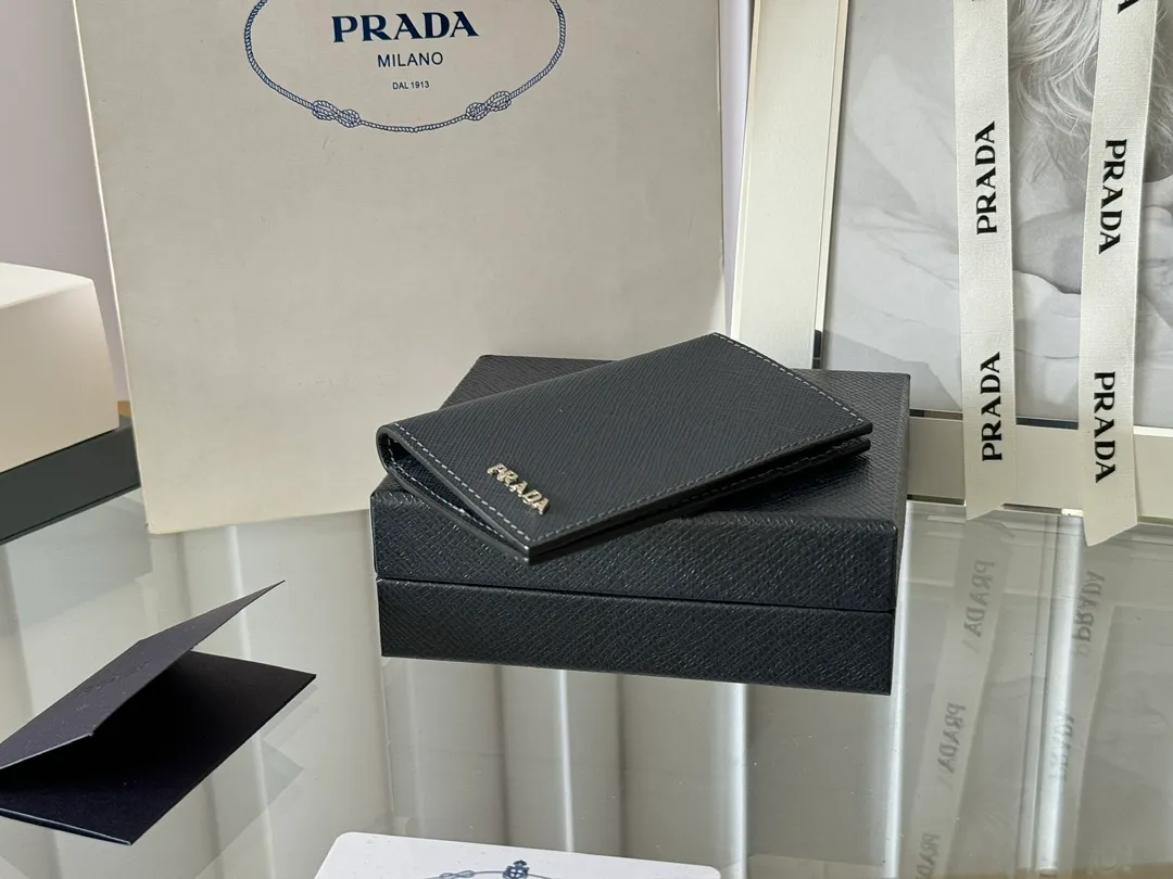 Prada cross pattern unisex card holder, can be placed in pockets, bags, and can be held in the hand. Made of cross pattern imported calfskin, pocket card holder, can hold change, 6 card slots, simple, elegant and fashionable. Model 2MC101, color as shown in the picture, size 11×7cm, original quality