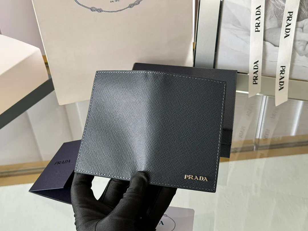 Prada cross pattern unisex card holder, can be placed in pockets, bags, and can be held in the hand. Made of cross pattern imported calfskin, pocket card holder, can hold change, 6 card slots, simple, elegant and fashionable. Model 2MC101, color as shown in the picture, size 11×7cm, original quality