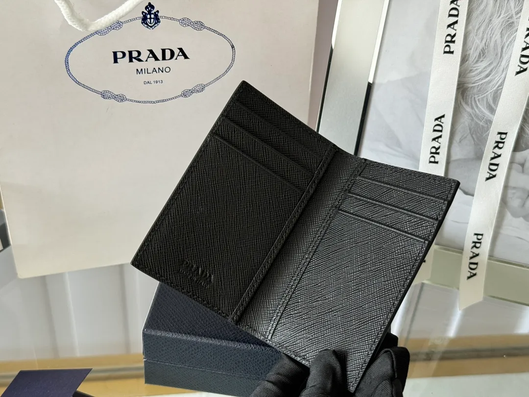 Prada cross pattern unisex card holder, can be placed in pockets, bags, and can be held in the hand. Made of cross pattern imported calfskin, pocket card holder, can hold change, 6 card slots, simple, elegant and fashionable. Model 2MC101, color as shown in the picture, size 11×7cm, original quality
