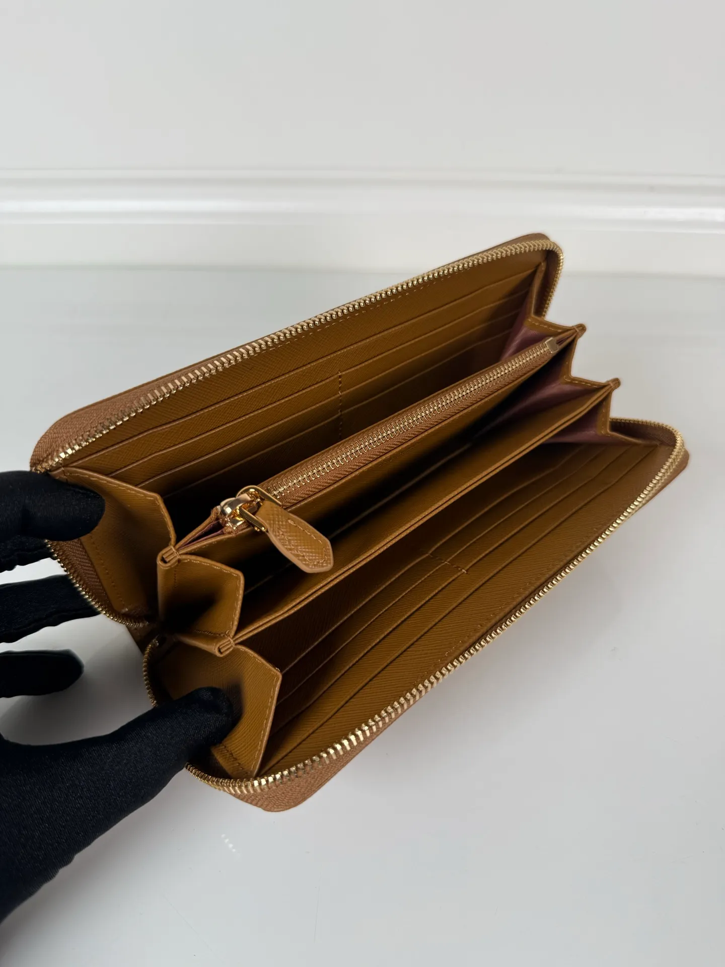 💰560, P Home➡️Cross-grain single zipper wallet, caramel color, model 1ML506, yuan quality, made of cross-grain cowhide, size 20×10.3cm, 175 steel stamp, exquisite workmanship as shown in the picture