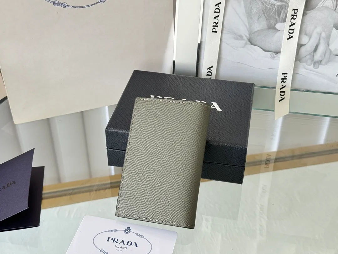 Prada cross pattern unisex card holder, can be placed in pockets, bags, and can be held in the hand. Made of cross pattern imported calfskin, pocket card holder, can hold change, 6 card slots, simple, elegant and fashionable. Model 2MC101, color as shown in the picture, size 11×7cm, original quality