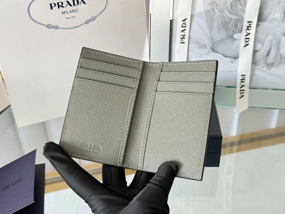 Prada cross pattern unisex card holder, can be placed in pockets, bags, and can be held in the hand. Made of cross pattern imported calfskin, pocket card holder, can hold change, 6 card slots, simple, elegant and fashionable. Model 2MC101, color as shown in the picture, size 11×7cm, original quality