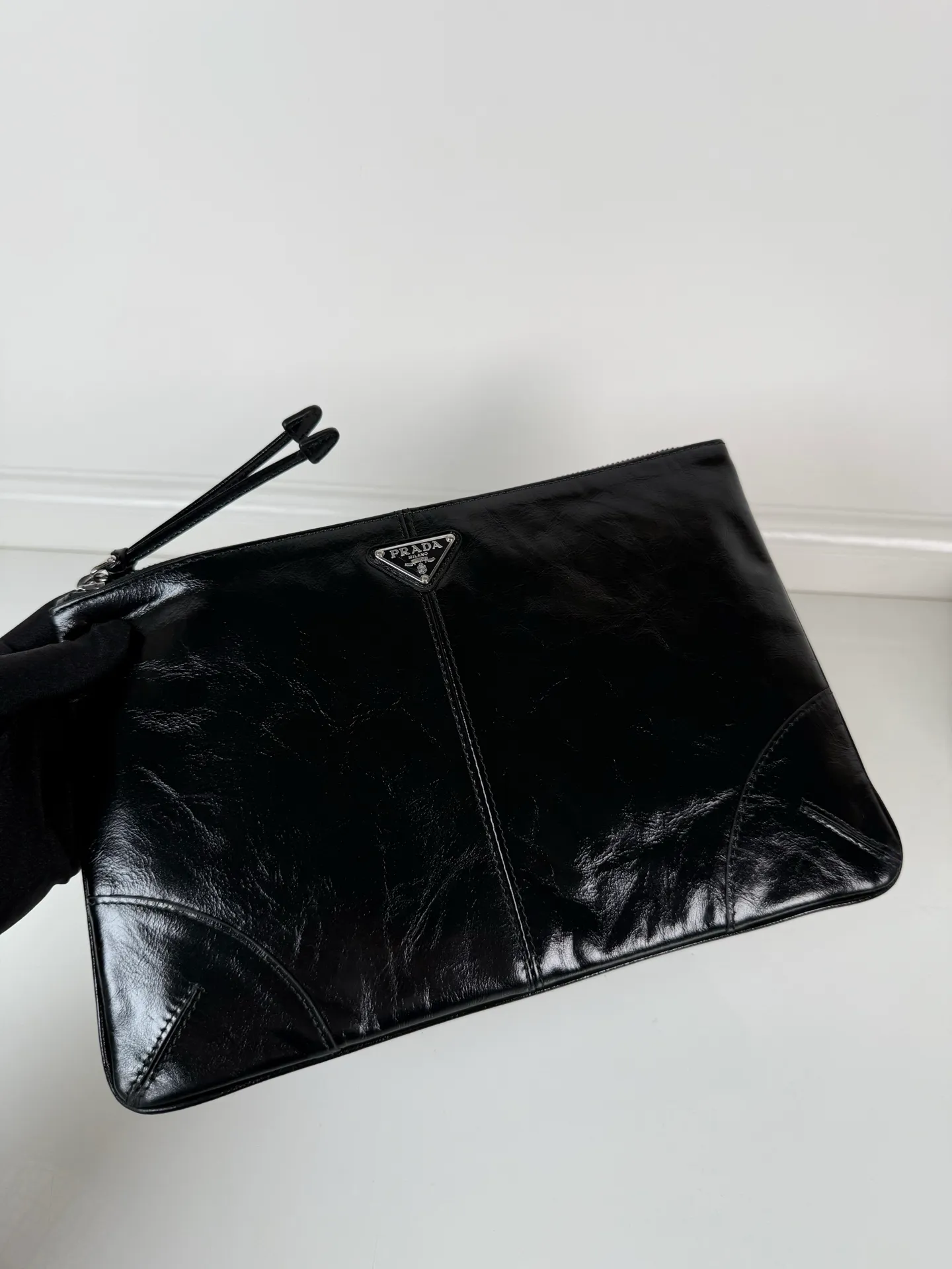 💰700, P Home 🎉 Oil wax leather handbag 🎉 2NH006A large oil wax hand bag, original item 👍👍 Made of imported wax leather material, bag zipper opening and closing, polished stainless steel metal hardware, internal logo, external triangle logo, both practicality and unique design style, looking extraordinarily fashionable and elegant 👏👏 Length 28x Height 18cm