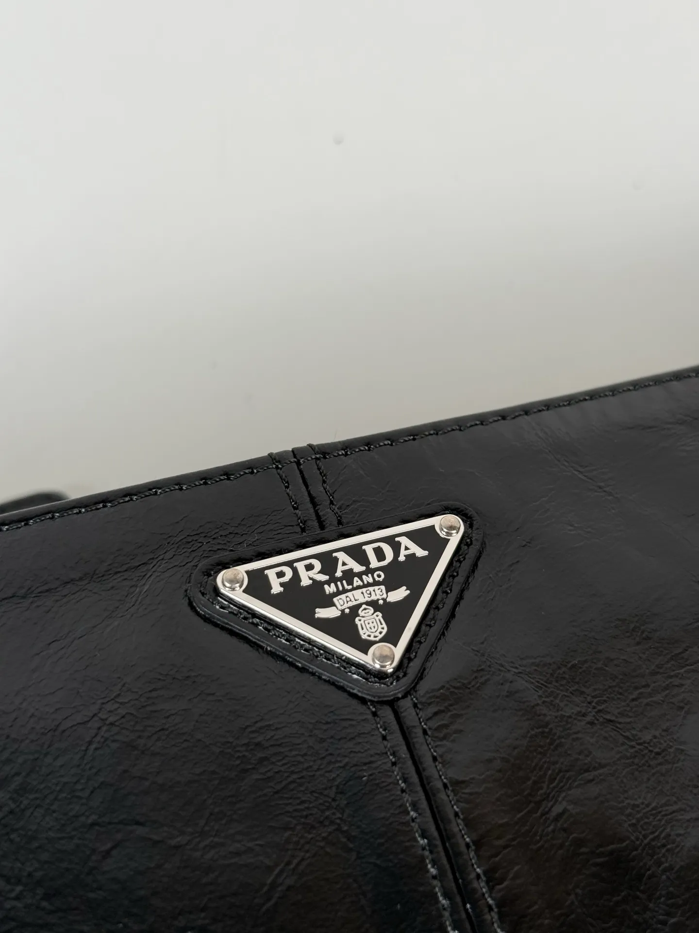 💰700, P Home 🎉 Oil wax leather handbag 🎉 2NH006A large oil wax hand bag, original item 👍👍 Made of imported wax leather material, bag zipper opening and closing, polished stainless steel metal hardware, internal logo, external triangle logo, both practicality and unique design style, looking extraordinarily fashionable and elegant 👏👏 Length 28x Height 18cm