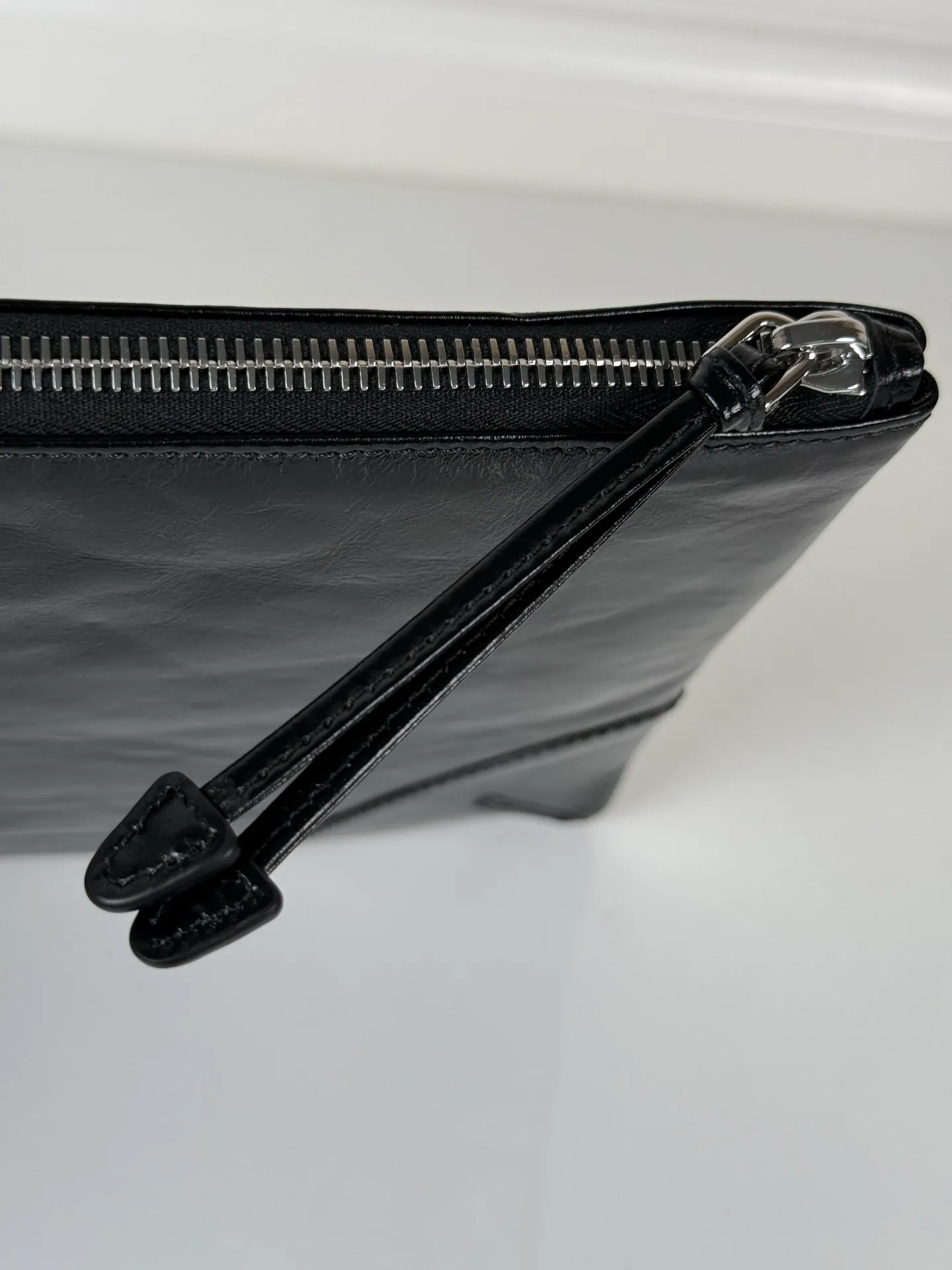 💰700, P Home 🎉 Oil wax leather handbag 🎉 2NH006A large oil wax hand bag, original item 👍👍 Made of imported wax leather material, bag zipper opening and closing, polished stainless steel metal hardware, internal logo, external triangle logo, both practicality and unique design style, looking extraordinarily fashionable and elegant 👏👏 Length 28x Height 18cm