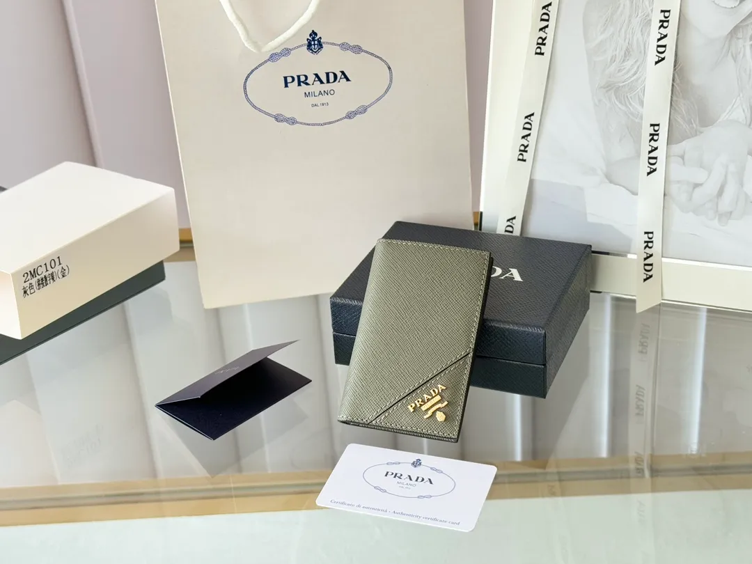 Prada cross pattern unisex card holder, can be placed in pockets, bags, and can be held in the hand. Made of cross pattern imported calfskin, pocket card holder, can hold change, 6 card slots, simple, elegant and fashionable. Model 2MC101, color as shown in the picture, size 11×7cm, original quality