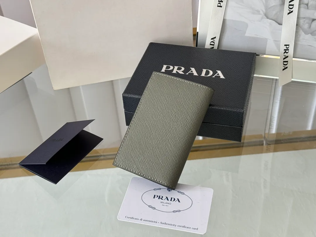 Prada cross pattern unisex card holder, can be placed in pockets, bags, and can be held in the hand. Made of cross pattern imported calfskin, pocket card holder, can hold change, 6 card slots, simple, elegant and fashionable. Model 2MC101, color as shown in the picture, size 11×7cm, original quality