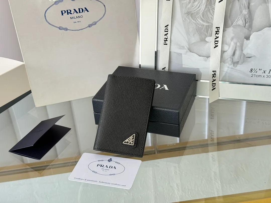 Prada cross pattern unisex card holder, can be placed in pockets, bags, and can be held in the hand. Made of cross pattern imported calfskin, pocket card holder, can hold change, 6 card slots, simple, elegant and fashionable. Model 2MC101, color as shown in the picture, size 11×7cm, original quality