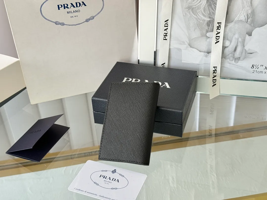 Prada cross pattern unisex card holder, can be placed in pockets, bags, and can be held in the hand. Made of cross pattern imported calfskin, pocket card holder, can hold change, 6 card slots, simple, elegant and fashionable. Model 2MC101, color as shown in the picture, size 11×7cm, original quality