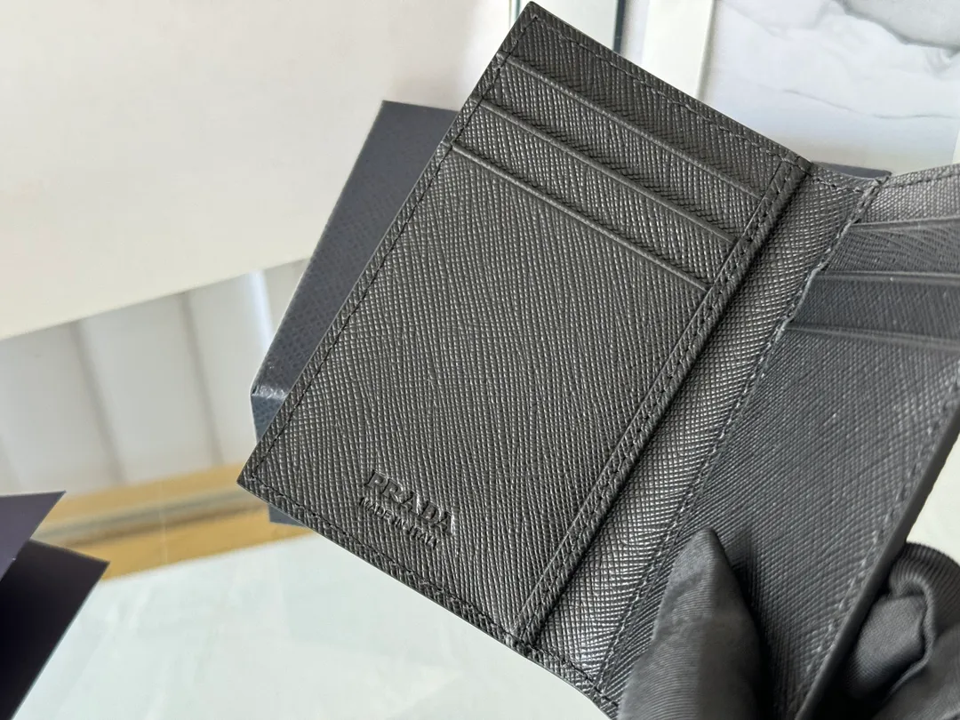 Prada cross pattern unisex card holder, can be placed in pockets, bags, and can be held in the hand. Made of cross pattern imported calfskin, pocket card holder, can hold change, 6 card slots, simple, elegant and fashionable. Model 2MC101, color as shown in the picture, size 11×7cm, original quality