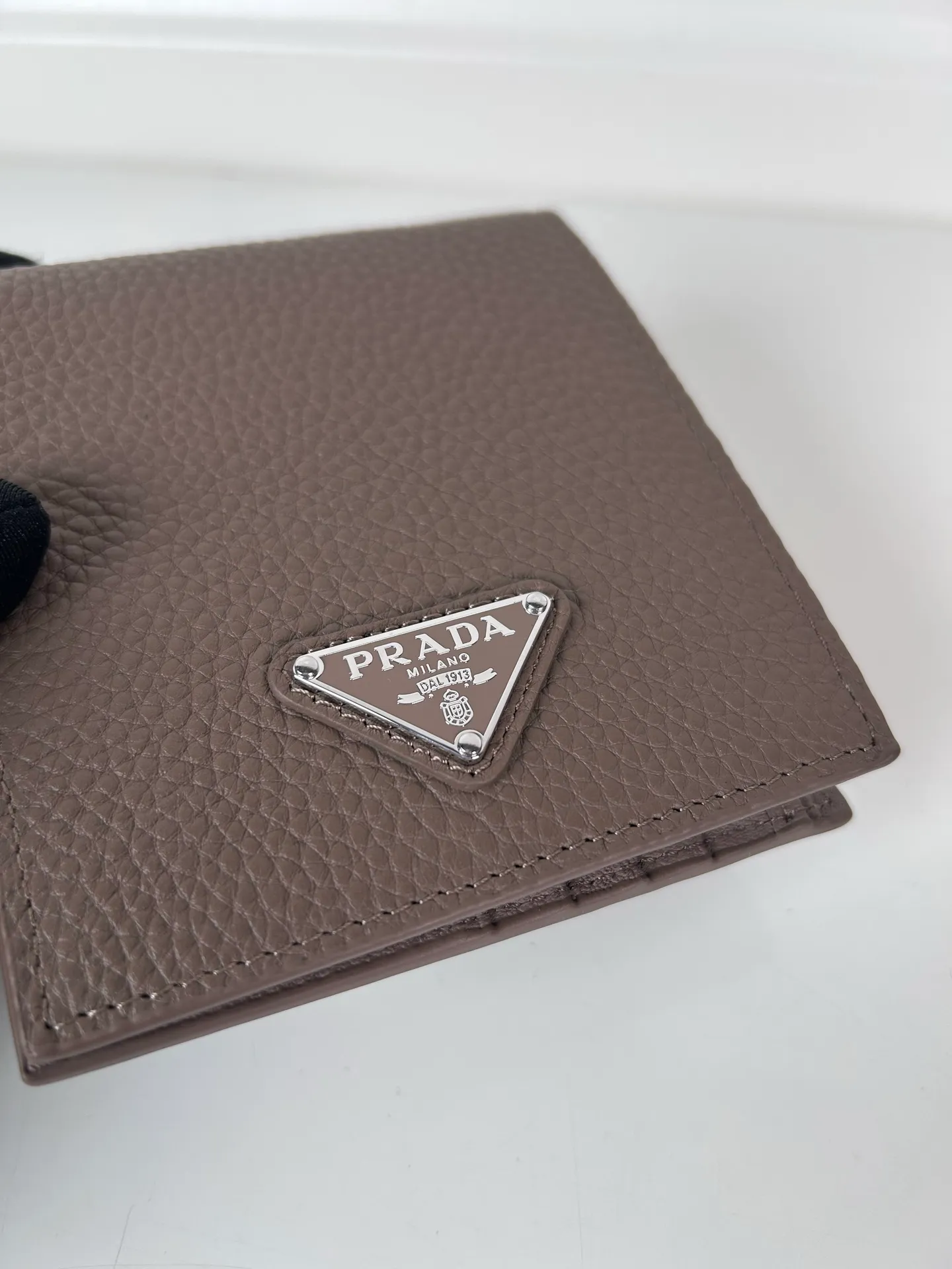 💰400, P Home➡️Men's deerskin triangle silver mark short clip, gray, model 2M0513, eight card slots, size 11×9.5cm, 175 steel stamp, meticulous and neat workmanship as shown in the picture