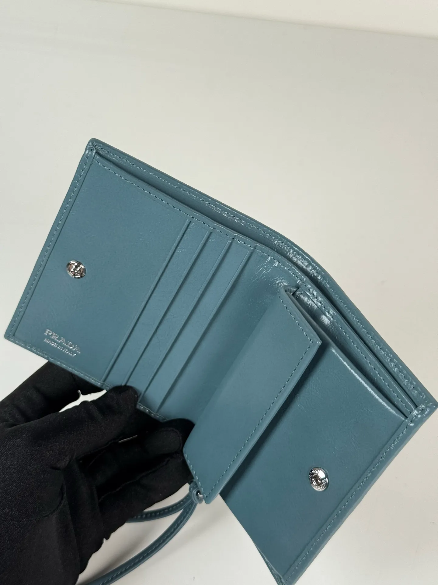 💰480, P Home ➡️Women's two-fold short clip, model 1M0204, blue waxed cowhide, length 11.2 height 9.5cm, simple and practical to enhance personal taste, 175 steel stamp