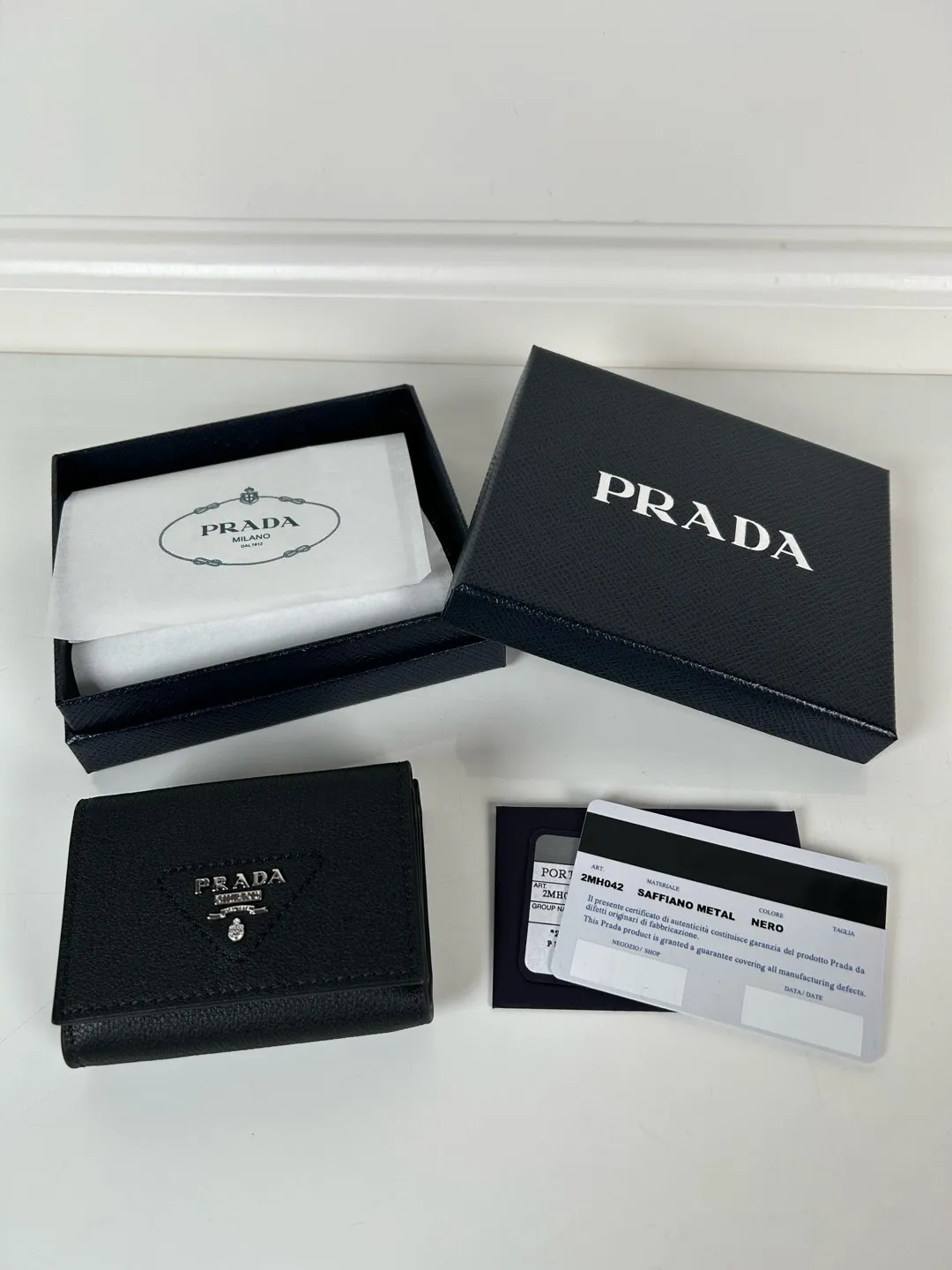 💰520, P Home ➡️ Mini tri-fold wallet for men and women, model 1MH042 black fine deer grain leather, length 9cm, height 6.5, one receipt compartment, three card slots inside, and one external coin pocket. The actual shooting quality is as shown in the picture