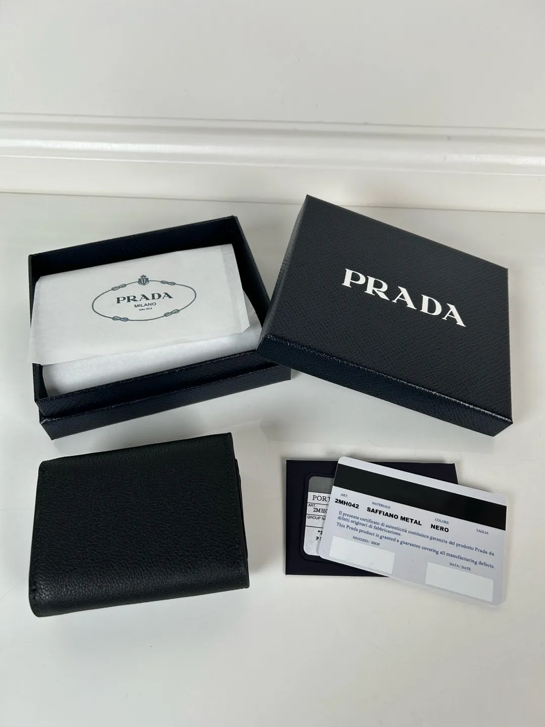 💰520, P Home ➡️ Mini tri-fold wallet for men and women, model 1MH042 black fine deer grain leather, length 9cm, height 6.5, one receipt compartment, three card slots inside, and one external coin pocket. The actual shooting quality is as shown in the picture