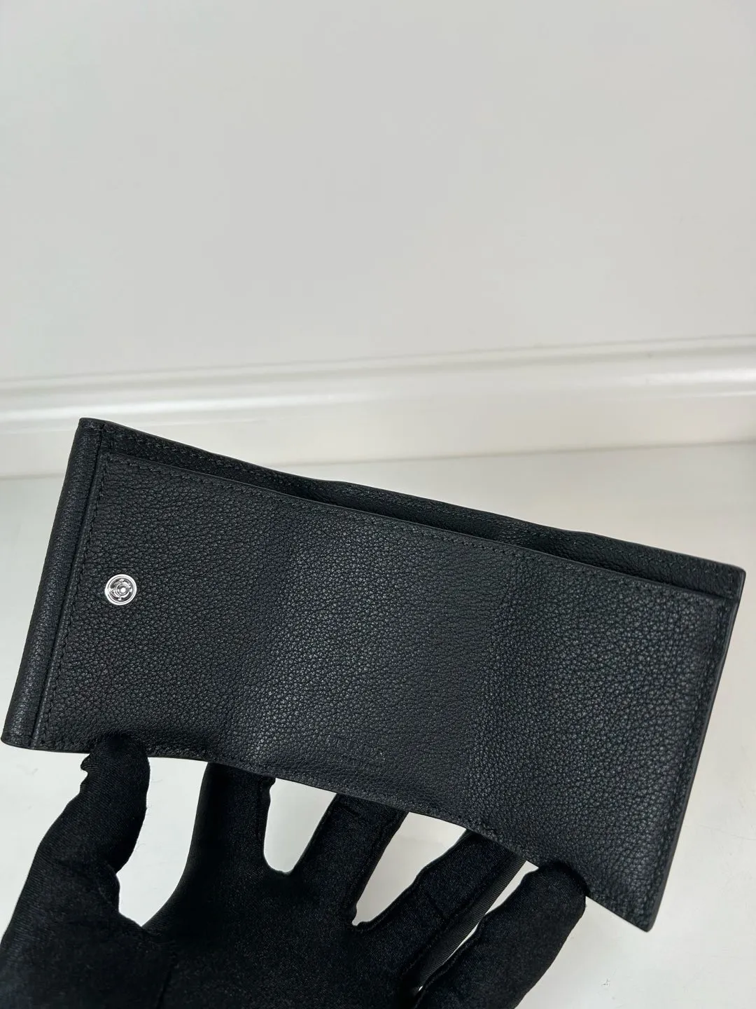 💰520, P Home ➡️ Mini tri-fold wallet for men and women, model 1MH042 black fine deer grain leather, length 9cm, height 6.5, one receipt compartment, three card slots inside, and one external coin pocket. The actual shooting quality is as shown in the picture