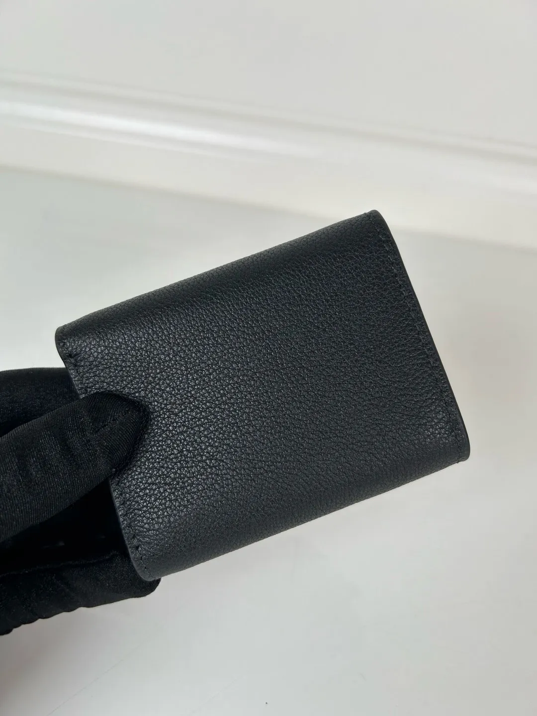 💰520, P Home ➡️ Mini tri-fold wallet for men and women, model 1MH042 black fine deer grain leather, length 9cm, height 6.5, one receipt compartment, three card slots inside, and one external coin pocket. The actual shooting quality is as shown in the picture