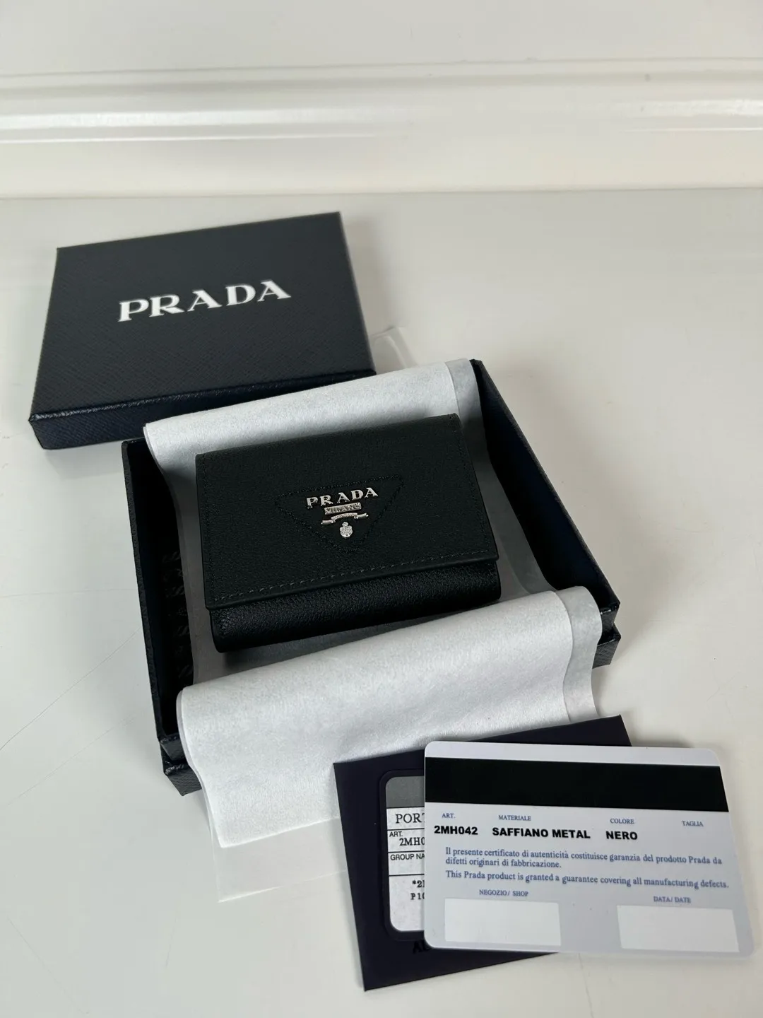 💰520, P Home ➡️ Mini tri-fold wallet for men and women, model 1MH042 black fine deer grain leather, length 9cm, height 6.5, one receipt compartment, three card slots inside, and one external coin pocket. The actual shooting quality is as shown in the picture