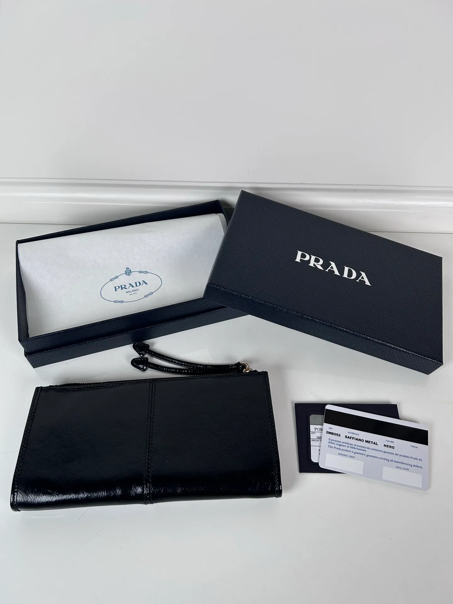 💰520, P Home ➡️Unisex pouch bag, this pouch is simple and exquisite, made of imported wax leather, with triangular metal logo and zipper closure. Model: 1MB051, size 20cm*10cm, 2 card slots, 1 leather lining