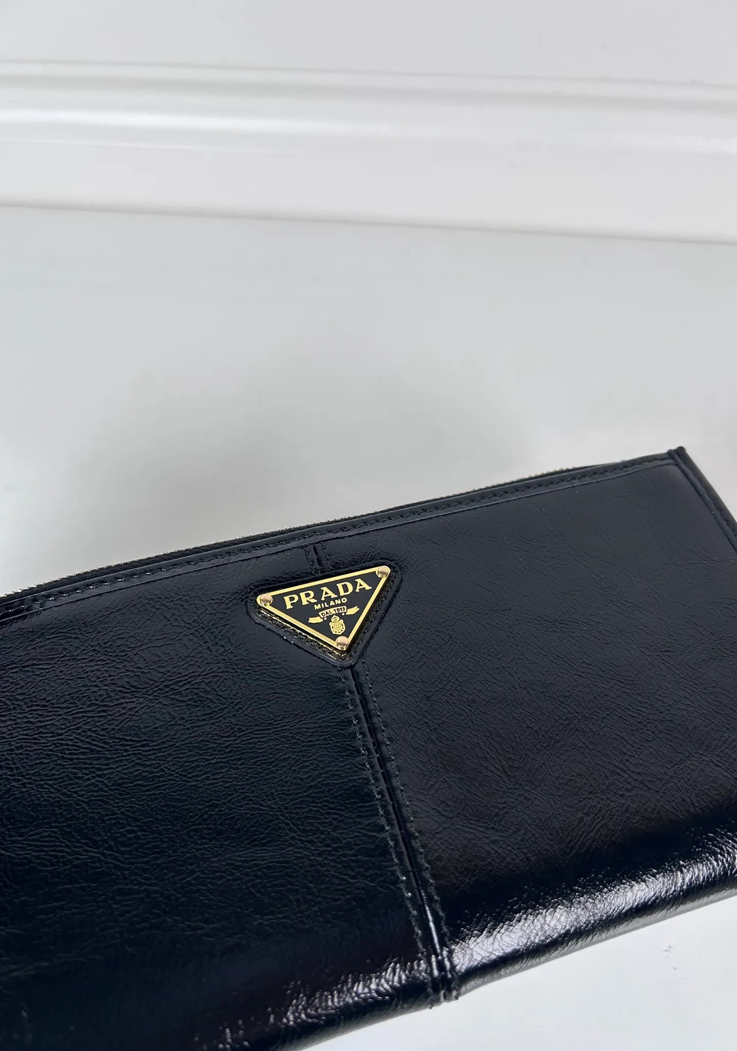 💰520, P Home ➡️Unisex pouch bag, this pouch is simple and exquisite, made of imported wax leather, with triangular metal logo and zipper closure. Model: 1MB051, size 20cm*10cm, 2 card slots, 1 leather lining