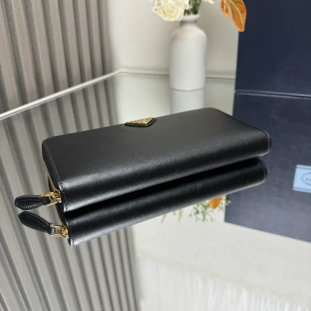 P600 [Top original order] PRADA's new single zipper wallet💼The latest counter with the same color logo, classic, simple and fashionable, official website synchronization, genuine development, model 1ML506, color: black/same color logo, inner code 164 OEM code💋 Italy's top original single cross-grain cowhide texture is excellent, imported thread lining, imported same color hardware logo accessories! The exquisite wiring is even and neat, the workmanship is exquisite, and the quality is comparable to the original product🏅️🏅️🏅️Dimensions: 20cm long and 10.3cm high