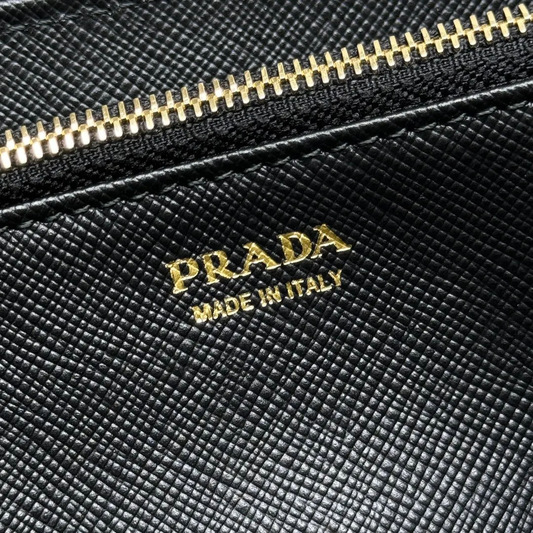 P600 [Top original order] PRADA's new single zipper wallet💼The latest counter with the same color logo, classic, simple and fashionable, official website synchronization, genuine development, model 1ML506, color: black/same color logo, inner code 164 OEM code💋 Italy's top original single cross-grain cowhide texture is excellent, imported thread lining, imported same color hardware logo accessories! The exquisite wiring is even and neat, the workmanship is exquisite, and the quality is comparable to the original product🏅️🏅️🏅️Dimensions: 20cm long and 10.3cm high