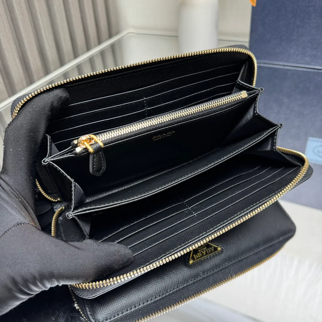 P600 [Top original order] PRADA's new single zipper wallet💼The latest counter with the same color logo, classic, simple and fashionable, official website synchronization, genuine development, model 1ML506, color: black/same color logo, inner code 164 OEM code💋 Italy's top original single cross-grain cowhide texture is excellent, imported thread lining, imported same color hardware logo accessories! The exquisite wiring is even and neat, the workmanship is exquisite, and the quality is comparable to the original product🏅️🏅️🏅️Dimensions: 20cm long and 10.3cm high