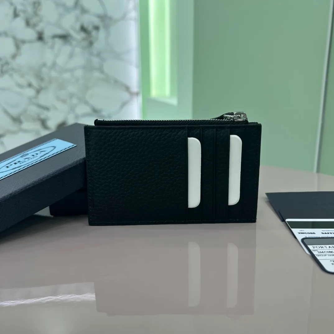 P400 [Top original order] PRADA's new card holder💼The latest style in the counter, simple and fashionable, synchronized with the official website, genuine product development, model 2MC086, internal code 164 OEM💋 This zipper leather card holder is a fashionable, elegant and exquisite item. Equipped with 5 card slots and decorated with the iconic enameled triangle metal logo🏅️🏅️🏅️Size: 13*8cm