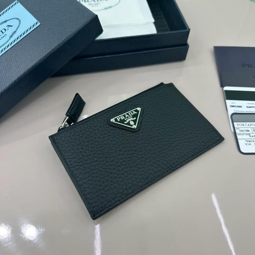 P400 [Top original order] PRADA's new card holder💼The latest style in the counter, simple and fashionable, synchronized with the official website, genuine product development, model 2MC086, internal code 164 OEM💋 This zipper leather card holder is a fashionable, elegant and exquisite item. Equipped with 5 card slots and decorated with the iconic enameled triangle metal logo🏅️🏅️🏅️Size: 13*8cm