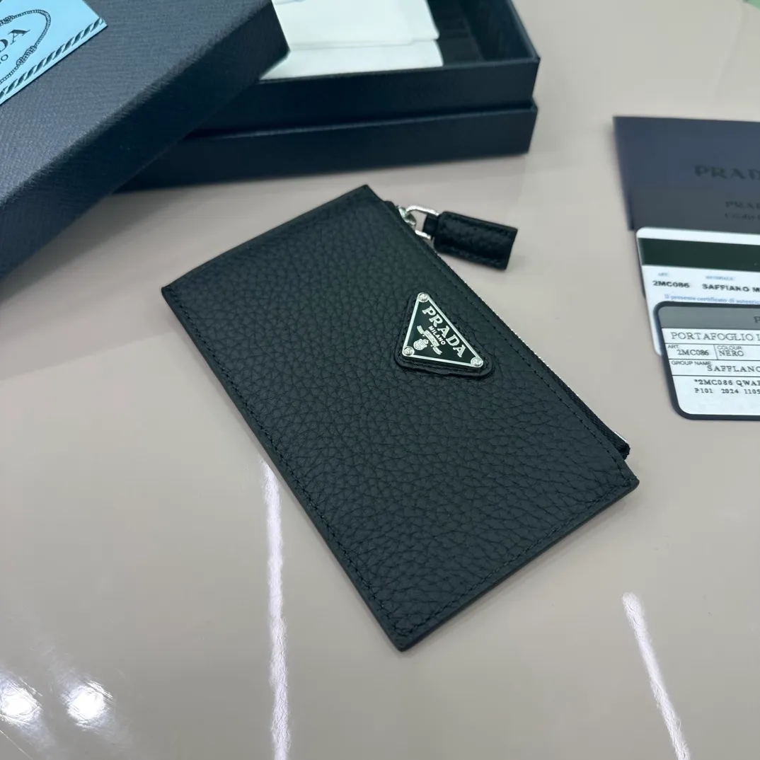 P400 [Top original order] PRADA's new card holder💼The latest style in the counter, simple and fashionable, synchronized with the official website, genuine product development, model 2MC086, internal code 164 OEM💋 This zipper leather card holder is a fashionable, elegant and exquisite item. Equipped with 5 card slots and decorated with the iconic enameled triangle metal logo🏅️🏅️🏅️Size: 13*8cm